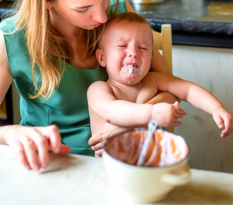 Bébé qui se nourrit