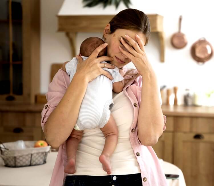 Maman s'occupant de son enfant