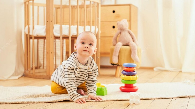 Bébé sur un tapis avec des jouets