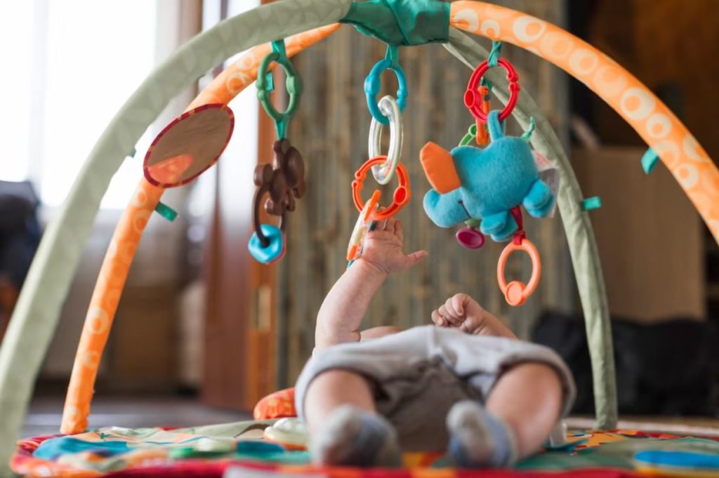 Bébé sur un tapis d'éveil