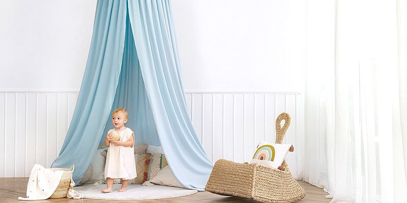 Petite fille à côté d'un ciel de lit