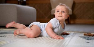 bébé rampant et apprenant à marcher